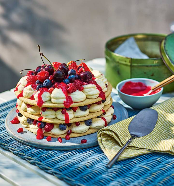 Berry biscuit cake